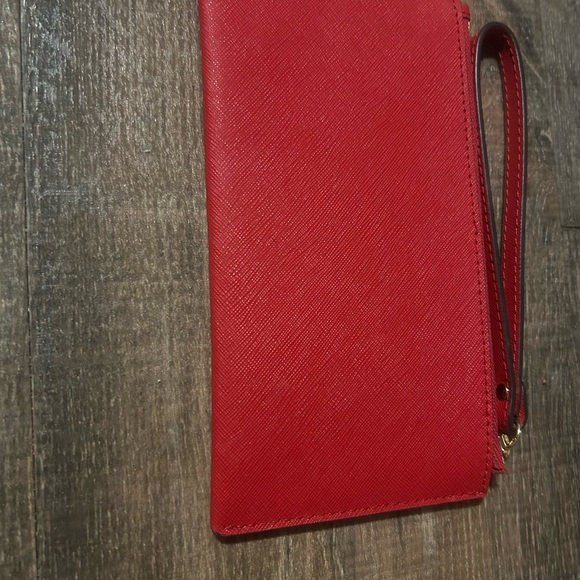 Michael Kors NWOT Jet Set leather wristlet- very bright red! Classic and light - Picture 5 of 9